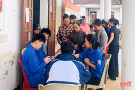 Tuổi trẻ Trường Lưu xung kích đưa chuyển đổi số đến với người dân