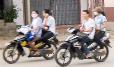 Tháng ATGT đầu trần ra phố. Ảnh: Thanh Hoài Tháng ATGT đầu trần ra phố. Ảnh: Thanh Hoài