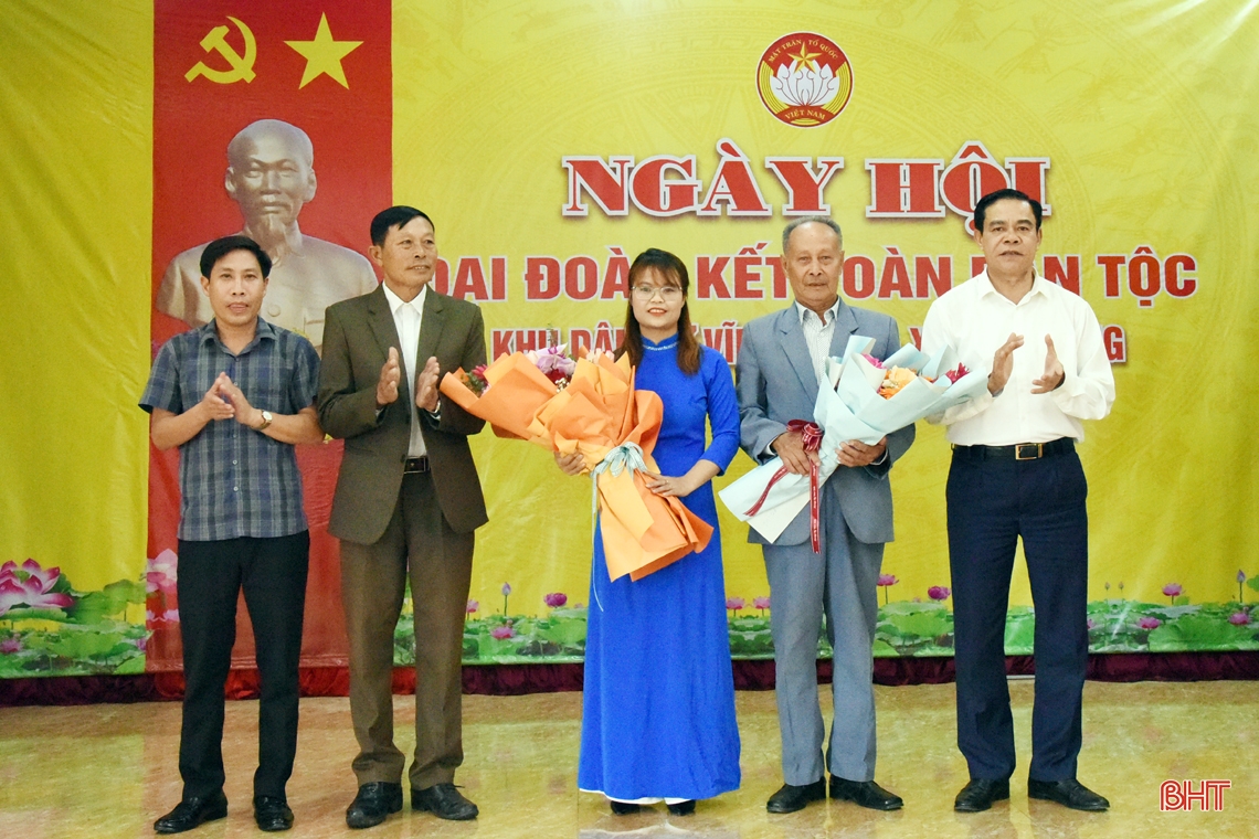 Chủ tịch UBND tỉnh Võ Trọng Hải chung vui ngày hội đại đoàn kết với người dân huyện Kỳ Anh