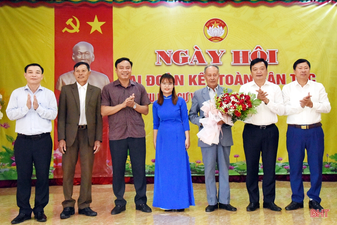 Chủ tịch UBND tỉnh Võ Trọng Hải chung vui ngày hội đại đoàn kết với người dân huyện Kỳ Anh
