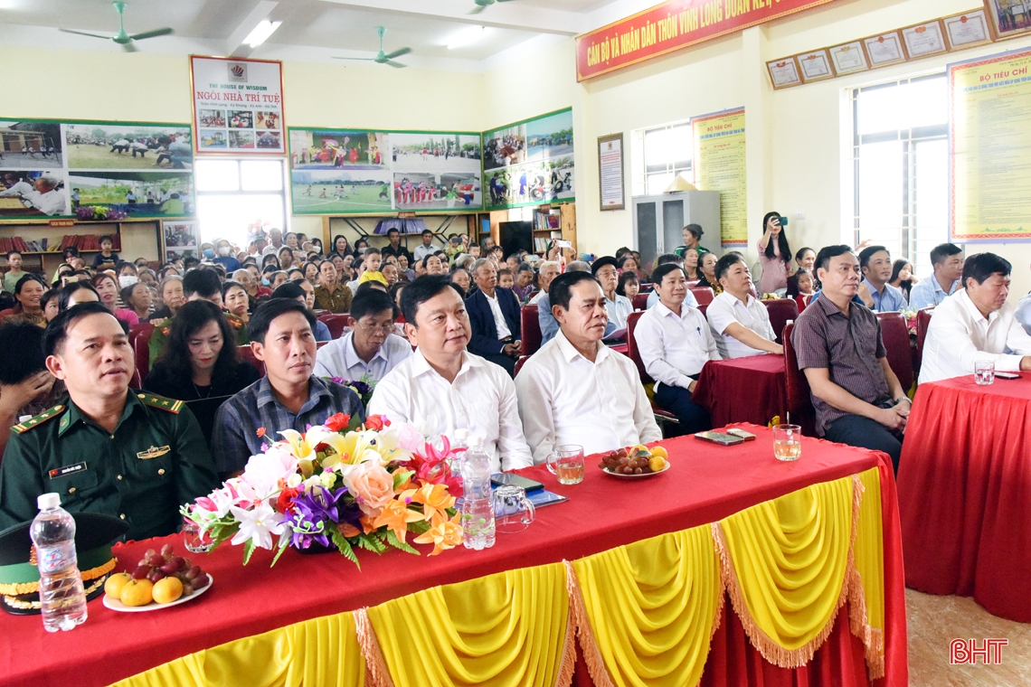 Chủ tịch UBND tỉnh Võ Trọng Hải chung vui ngày hội đại đoàn kết với người dân huyện Kỳ Anh