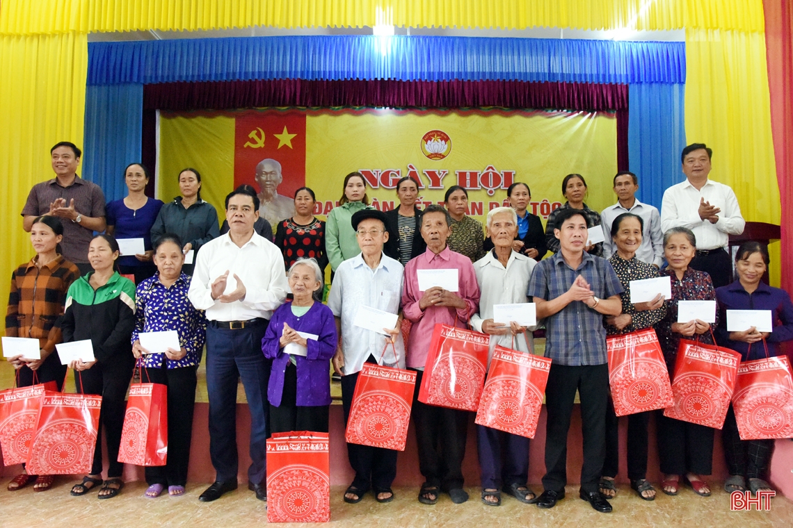 Chủ tịch UBND tỉnh Võ Trọng Hải chung vui ngày hội đại đoàn kết với người dân huyện Kỳ Anh