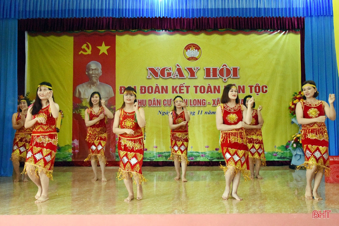 Chủ tịch UBND tỉnh Võ Trọng Hải chung vui ngày hội đại đoàn kết với người dân huyện Kỳ Anh