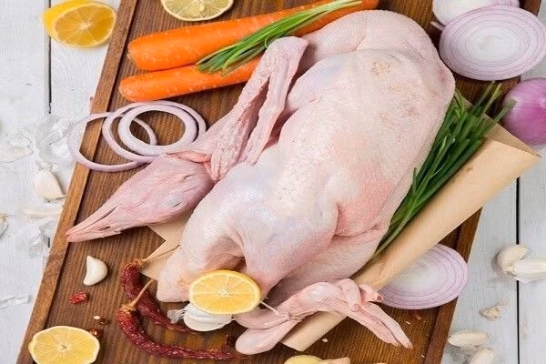 Trời lạnh, mẹ đảm nấu gà hầm khoai tây ăn vào ngày đông ngon xuất sắc