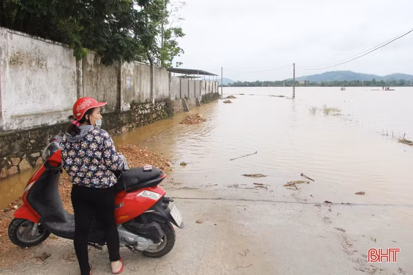 Nước lũ tiếp tục chia cắt nhiều địa phương ở huyện miền núi Hà Tĩnh