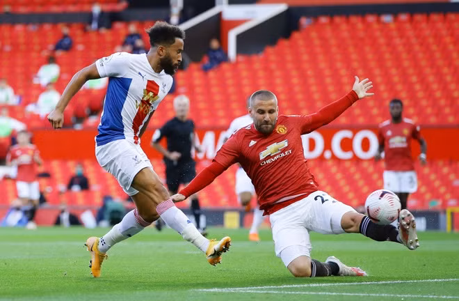 Man Utd thua thảm trên sân nhà trong ngày ra quân Premier League