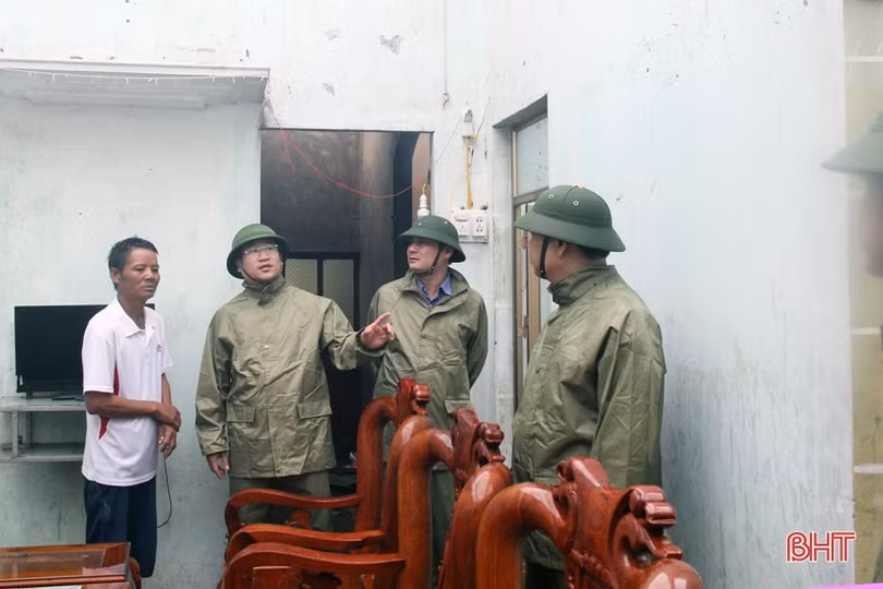 Lốc “quét” 2 phút, gãy cột viễn thông, 93 nhà dân tốc mái ở xã biển Hà Tĩnh