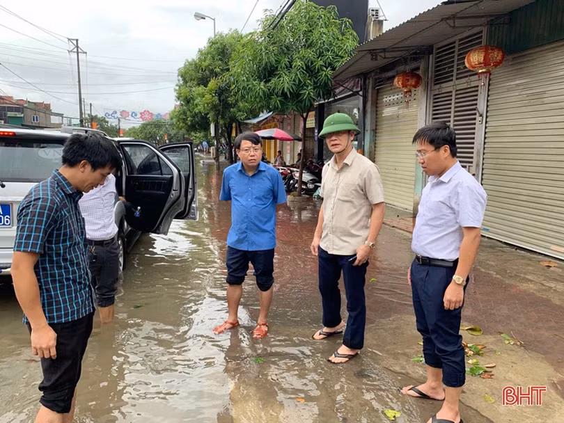 Mưa lớn trong nhiều giờ, đường phố Hà Tĩnh ngập sâu, nhà dân “chạm” lụt