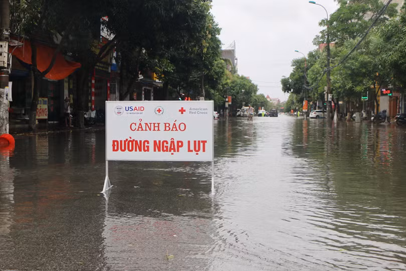 Mưa lớn trong nhiều giờ, đường phố Hà Tĩnh ngập sâu, nhà dân “chạm” lụt