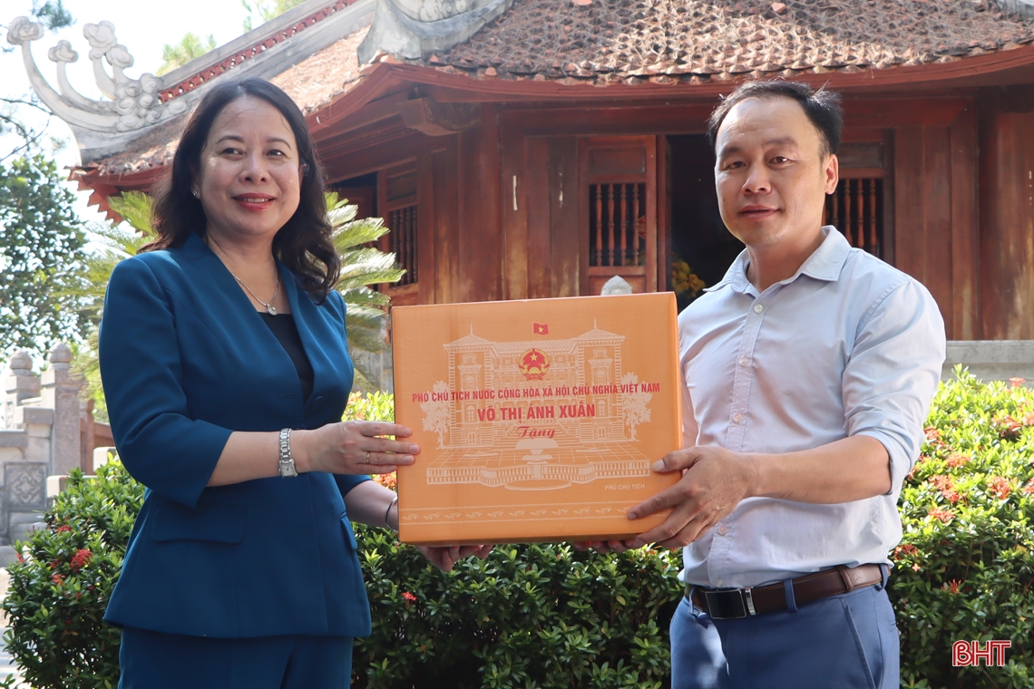 Phó Chủ tịch nước dâng hương tại các địa chỉ đỏ, tặng quà gia đình chính sách ở Cẩm Xuyên