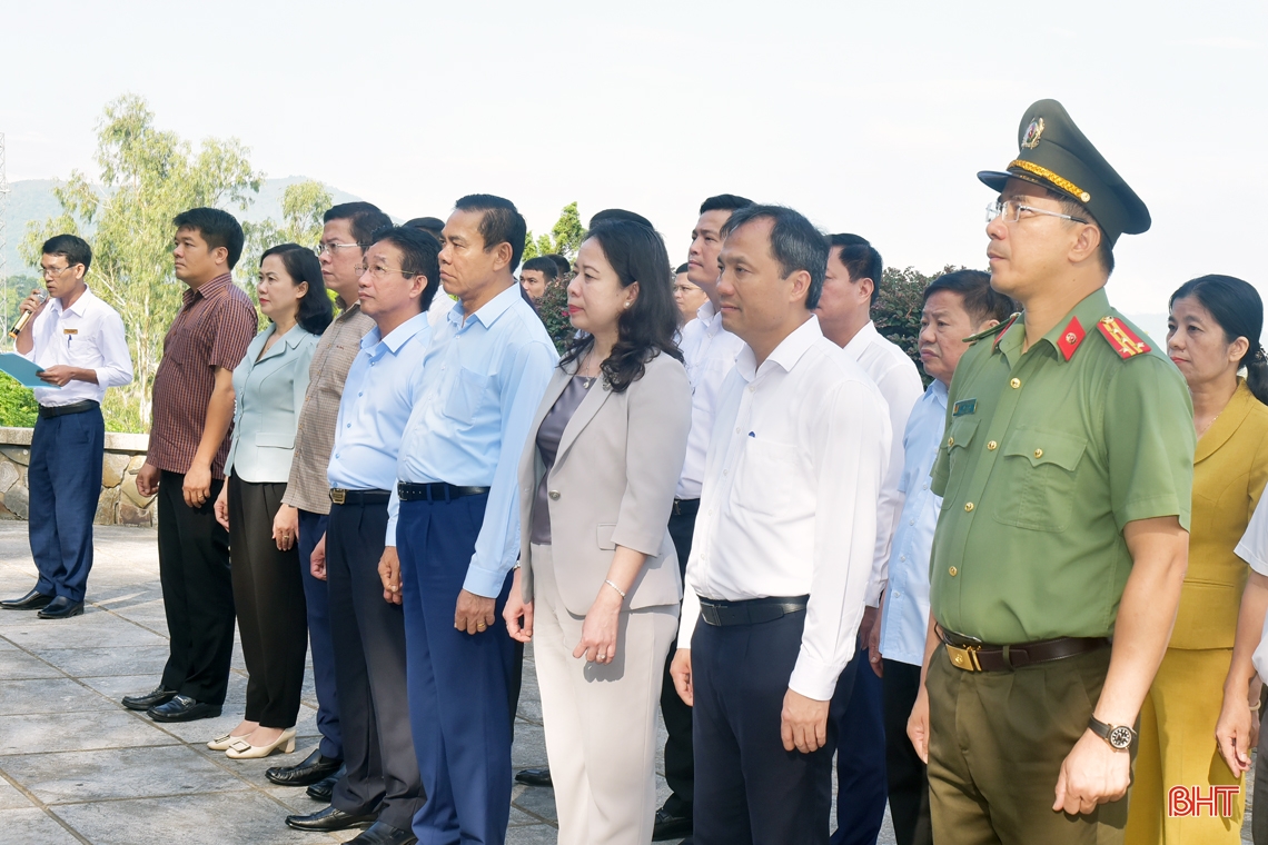 Phó Chủ tịch nước Võ Thị Ánh Xuân dâng hương tại các khu di tích, tặng quà gia đình chính sách ở Hà Tĩnh