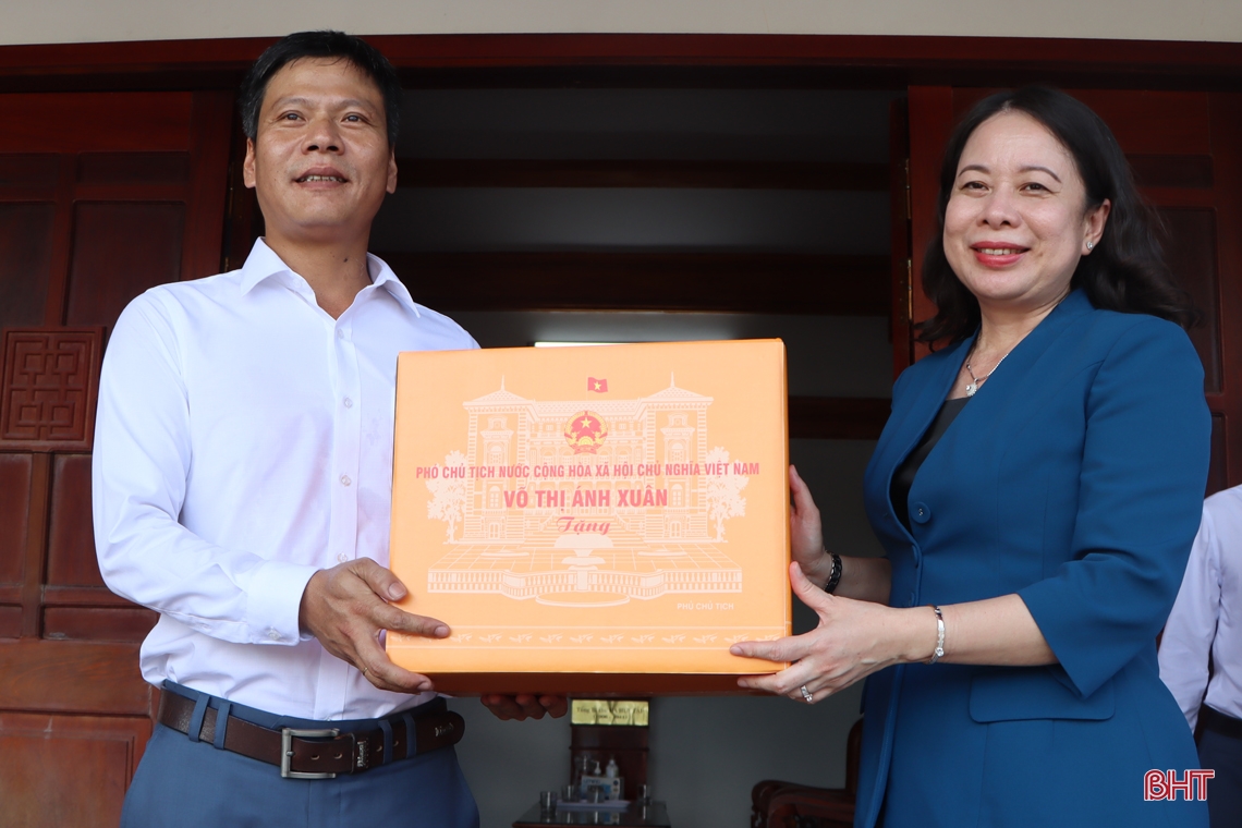 Phó Chủ tịch nước dâng hương tại các địa chỉ đỏ, tặng quà gia đình chính sách ở Cẩm Xuyên