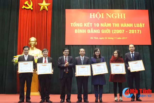 khoang cach ve bat binh dang gioi o ha tinh ngay cang thu hep