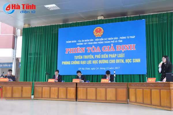 hon 1 600 hoc sinh theo doi phien toa ve bao luc hoc duong