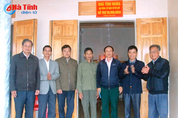 gia dinh co gs vo quy ho tro 150 trieu dong lam nha o cho nan nhan cddc