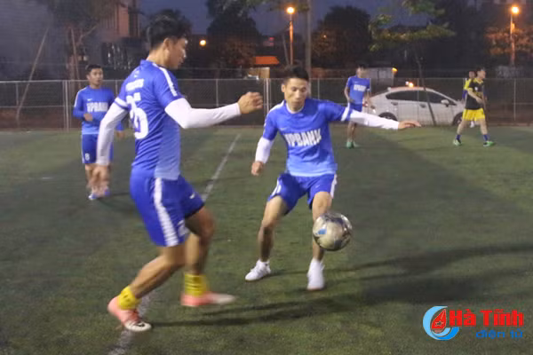 khoi tranh giai bong da phong trao nam thanh nien toan tinh
