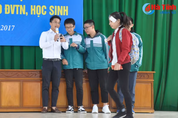 hon 1 600 hoc sinh theo doi phien toa ve bao luc hoc duong
