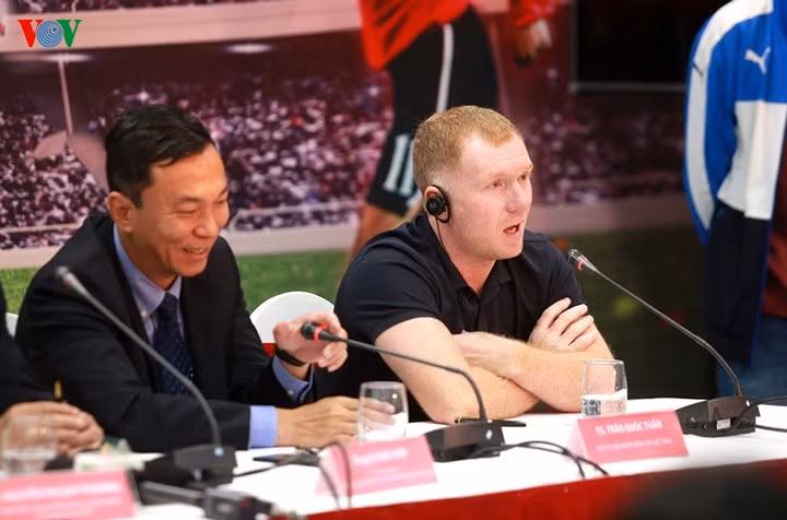 dot nhap hoc vien bong da pvf hoanh trang cua tan giam doc ryan giggs