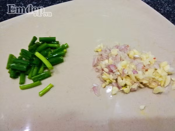 lanh the nay trua nay lam ngay mon dau phu cay sot nam an cho am nguoi nao