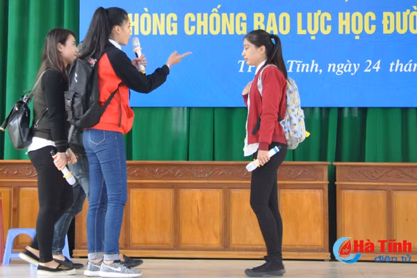 hon 1 600 hoc sinh theo doi phien toa ve bao luc hoc duong