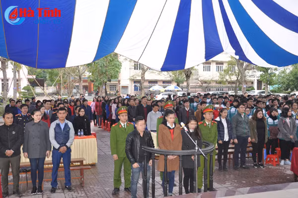 hon 1 600 hoc sinh theo doi phien toa ve bao luc hoc duong