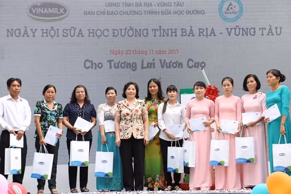 vinamilk 10 nam tien phong va dong hanh chuong trinh sua hoc duong