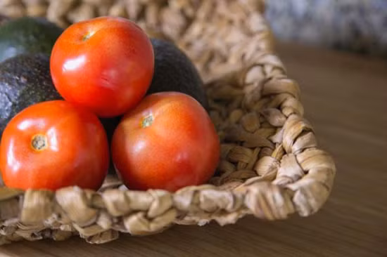 Cà chua phải được đặt hướng cuống lên trên Khu vực xung quanh gốc là phần nhạy cảm nhất của cà chua, là nơi chúng bắt đầu phân hủy. Vì vậy, khi lưu trữ chúng, nên đặt phần cuống hướng lên trên để chúng có thể sử dụng được lâu hơn. 17 doc chieu tich tru rau cu qua luon tuoi roi