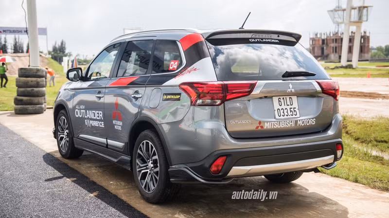 can canh mitsubishi outlander vua ra mat thi truong viet