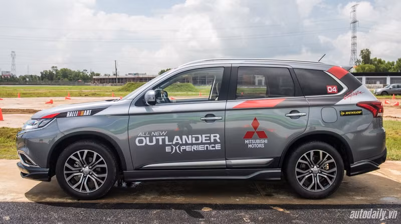 can canh mitsubishi outlander vua ra mat thi truong viet