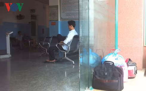 benh vien no luong 8 thang hon 200 y bac sy dinh cong