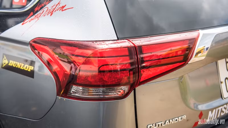 can canh mitsubishi outlander vua ra mat thi truong viet