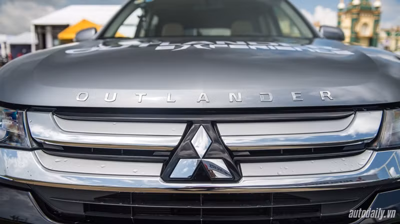 can canh mitsubishi outlander vua ra mat thi truong viet