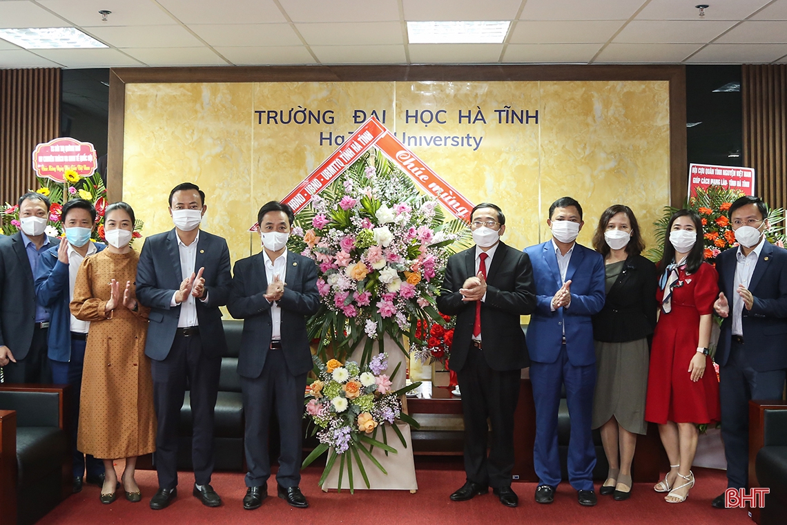 Phó Bí thư Thường trực Tỉnh ủy chúc mừng Ngày Nhà giáo Việt Nam