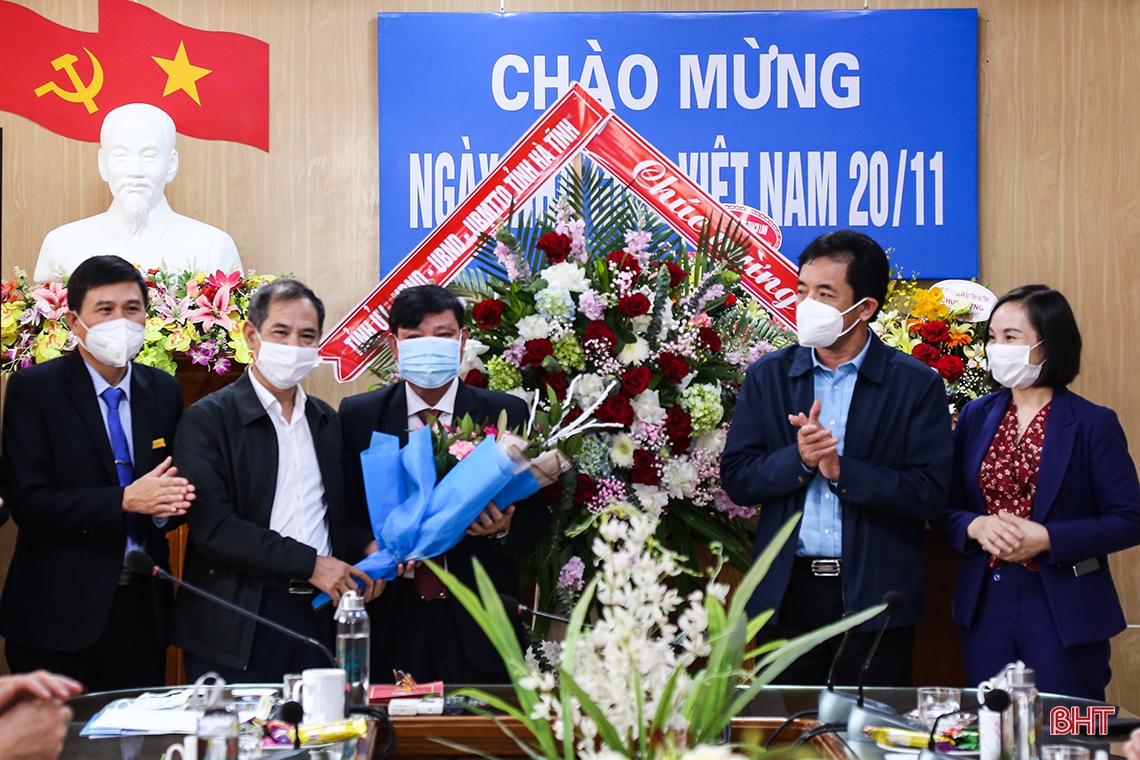 Phó Bí thư Thường trực Tỉnh ủy chúc mừng Ngày Nhà giáo Việt Nam