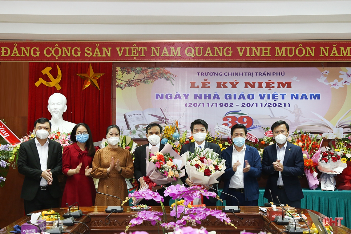 Phó Bí thư Thường trực Tỉnh ủy chúc mừng Ngày Nhà giáo Việt Nam
