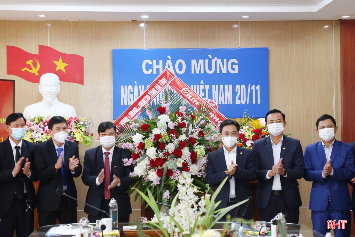 Phó Bí thư Thường trực Tỉnh ủy chúc mừng Ngày Nhà giáo Việt Nam