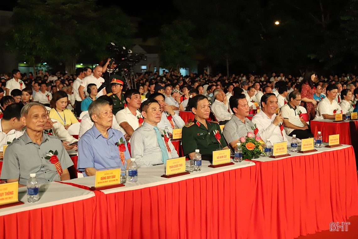 Đức Thọ long trọng tổ chức lễ đón bằng công nhận huyện đạt chuẩn nông thôn mới