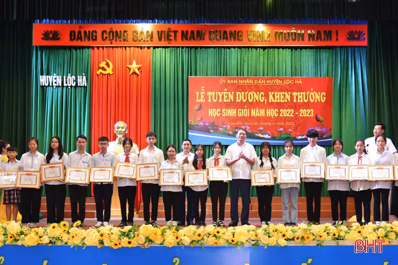 Lộc Hà tuyên dương các tập thể, giáo viên, học sinh giỏi năm học 2022 - 2023