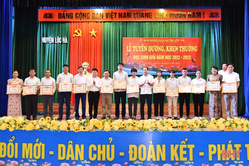 Lộc Hà tuyên dương các tập thể, giáo viên, học sinh giỏi năm học 2022 - 2023