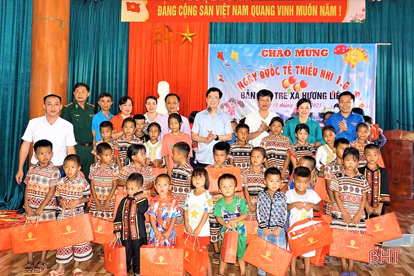 Nhiều phần quà đến với trẻ em dân tộc Chứt nhân dịp Tết Thiếu nhi