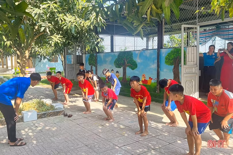 Hương Khê phấn đấu có trên 80% trẻ em biết bơi an toàn