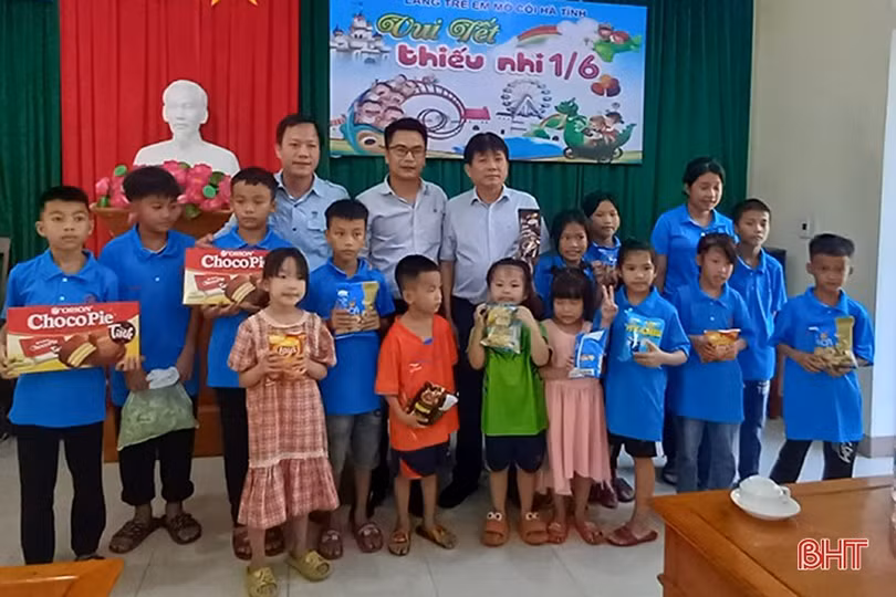 Formosa Hà Tĩnh trao quà, khám chữa bệnh cho trẻ em nghèo