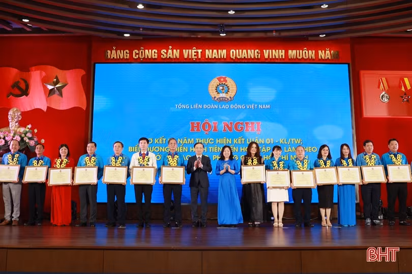 Bác sỹ Hà Tĩnh được Tổng LĐLĐ Việt Nam vinh danh điển hình “học Bác”