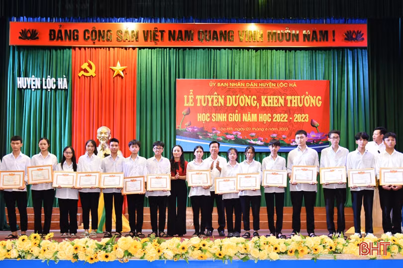 Lộc Hà tuyên dương các tập thể, giáo viên, học sinh giỏi năm học 2022 - 2023