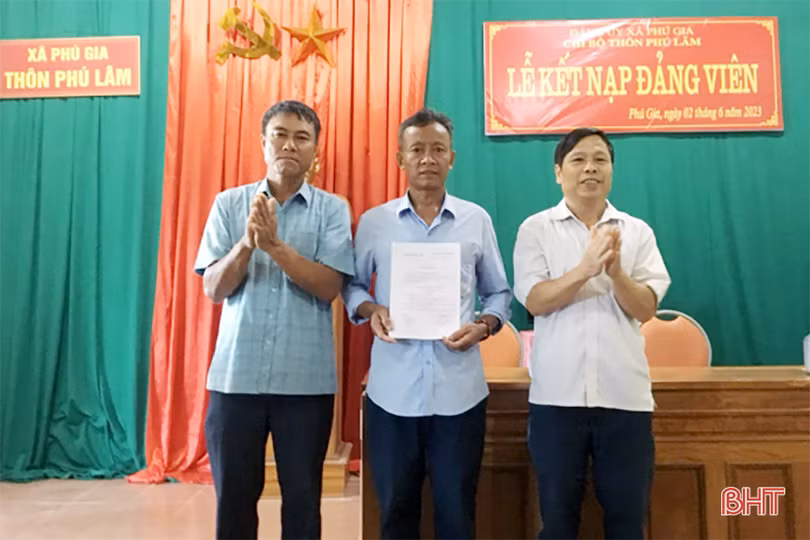 Kết nạp thêm một đảng viên dân tộc Lào ở xã Phú Gia