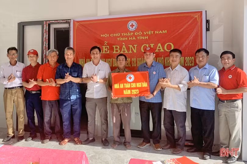 Bàn giao 2 “Nhà an toàn cho ngư dân” ở Lộc Hà