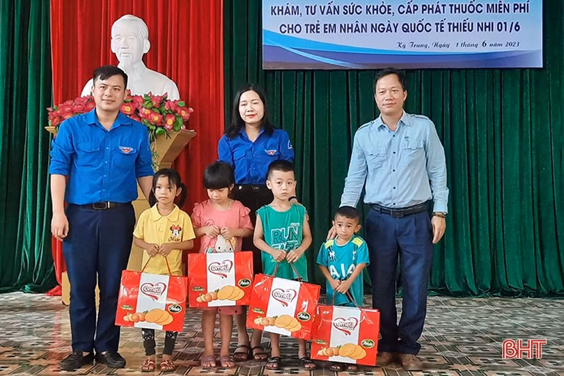 Formosa Hà Tĩnh trao quà, khám chữa bệnh cho trẻ em nghèo