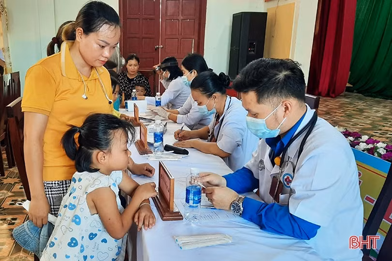 Formosa Hà Tĩnh trao quà, khám chữa bệnh cho trẻ em nghèo