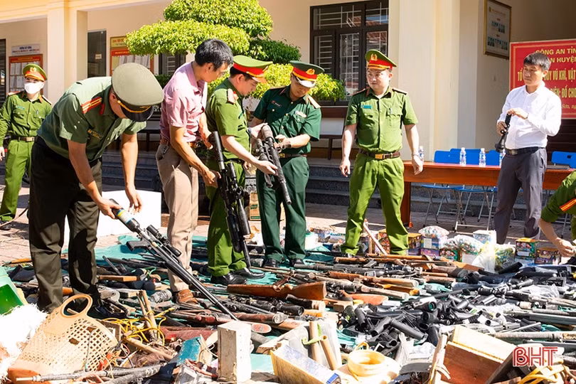 Công an Hương Sơn tiêu hủy số lượng lớn vũ khí và vật liệu nổ