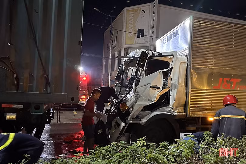 Va chạm mạnh với xe container, tài xế xe tải may mắn thoát chết